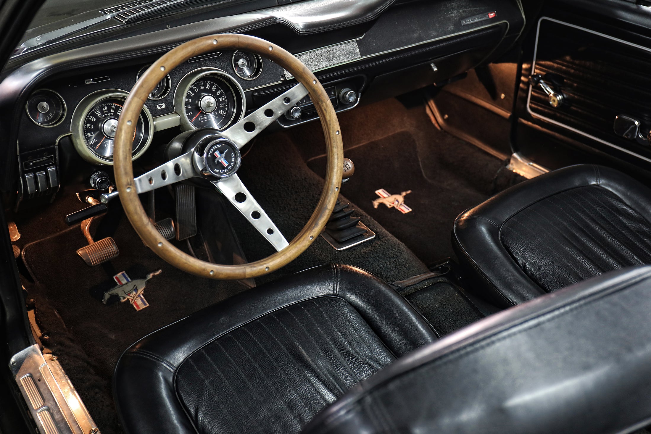 FORD MUSTANG